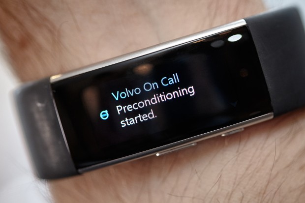Das Microsoft Band 2 im Einsatz mit einem Volvo (Bild: Volvo)